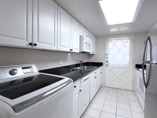 Building Photo - 12633 Memorial Dr