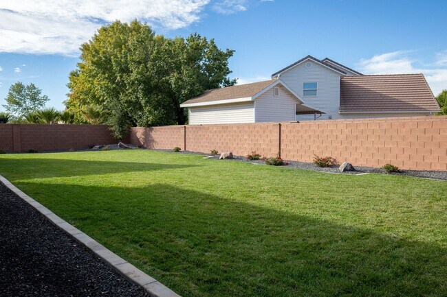 Building Photo - Washington Fields 4 bed | 3 1/2 bath | 3 c...