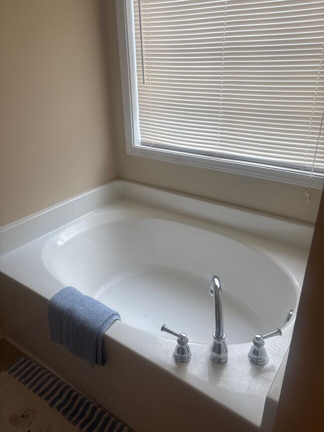 Building Photo - This beautiful 4 bedroom, 3.5 bath home in the highly sought-after Mill Creek neighborhood has it...