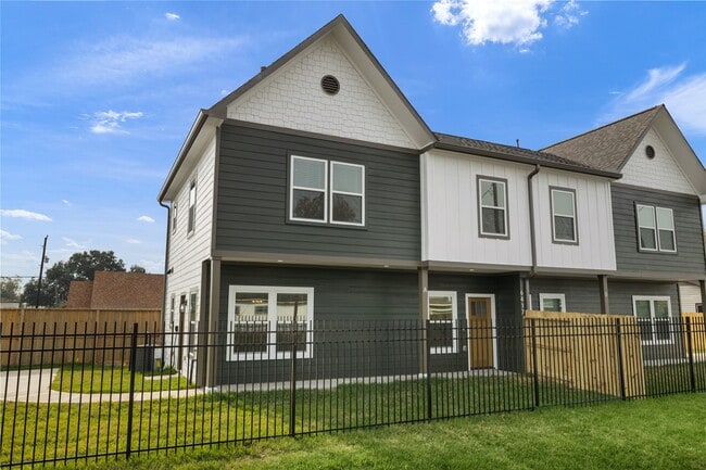 Building Photo - 6417 Eastland St