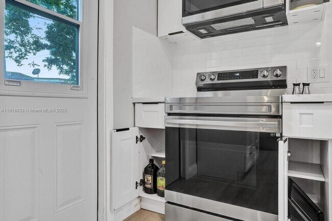 Building Photo - 1573 NE 30th Ct