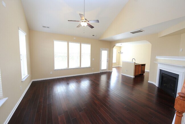 Building Photo - Beautifully Maintained End Unit Townhome i...