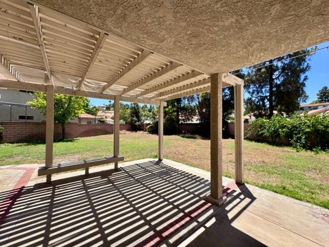 Building Photo - Spacious 4 Bedroom Home with Expansive Bac...