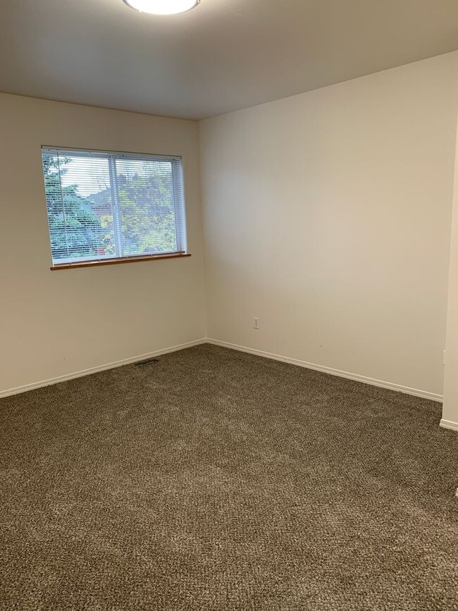 Building Photo - 3 Bdrm, 1 & 1/2 Ba | Muldoon & E 36th Ave area