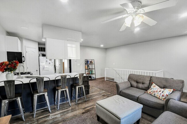 Building Photo - 2112 Dakota Ave