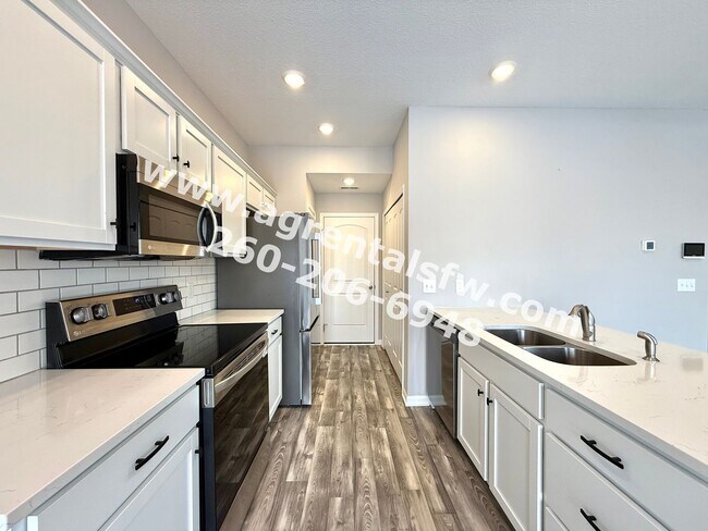 Building Photo - 3 Bedroom Residence