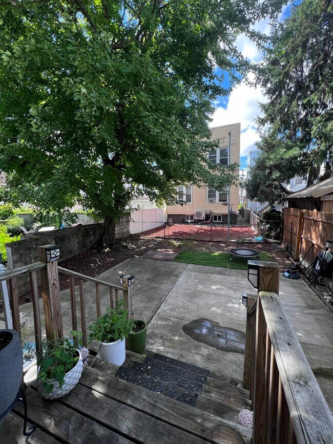 Building Photo - 28 E 47th St