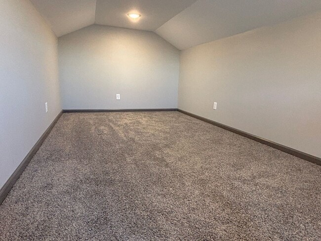 Building Photo - Duplex: Fully Remodeled 2024 Now Available