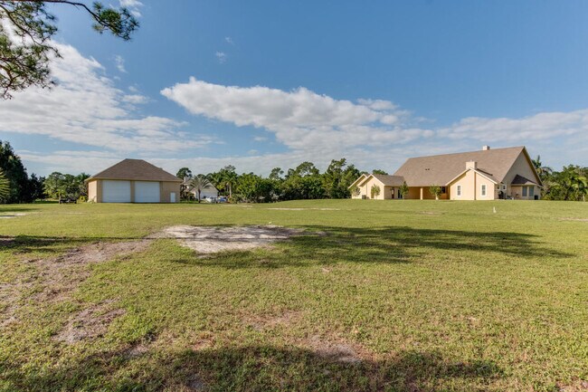 Building Photo - 3890 Cabbage Palm Way
