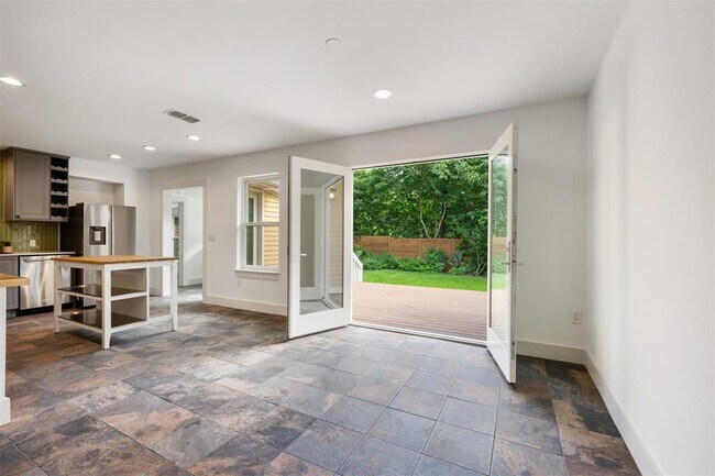 Building Photo - 2606 W 48th St