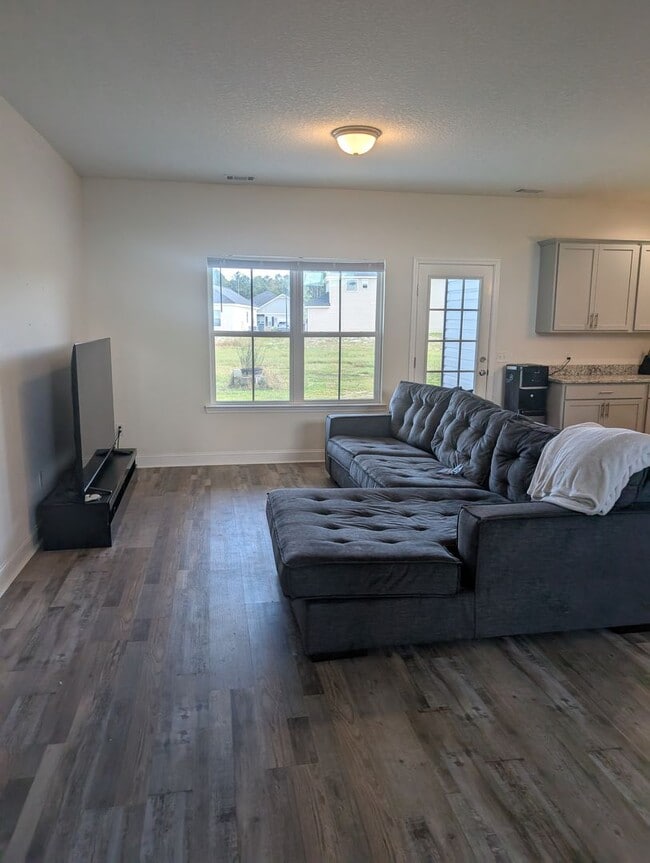 Building Photo - ? For Rent – Spacious 4 Bedroom, 2 Bathroo...