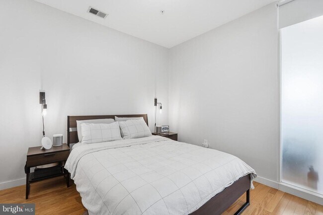 Building Photo - Live in one of DC's most vibrant neighborhoods from this sun-filled 1BR | 1BA condo