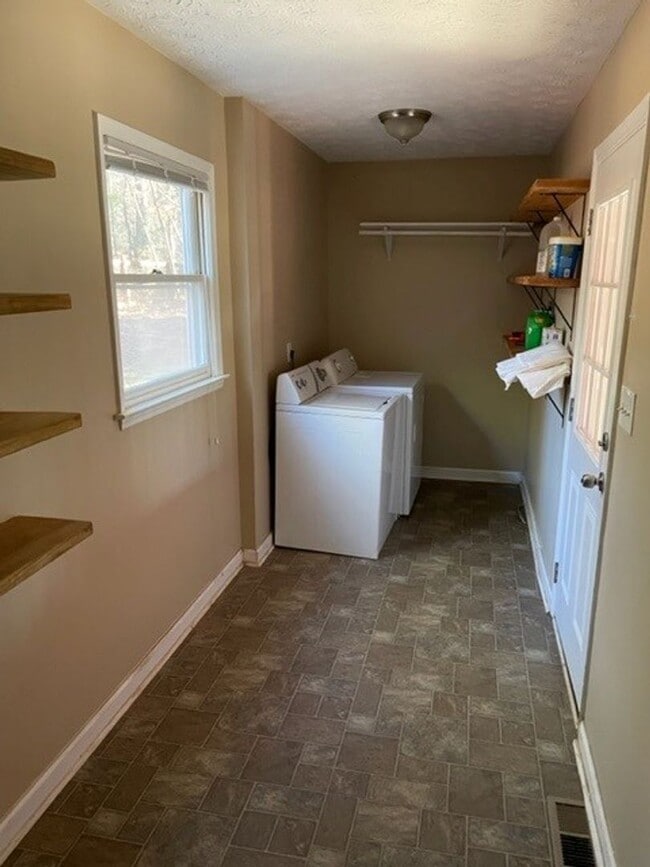 Building Photo - 468 Davis Rd