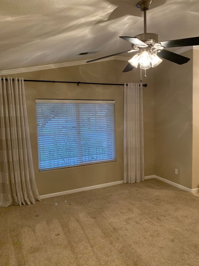 Building Photo - 3 Bedroom 2 Bath Home