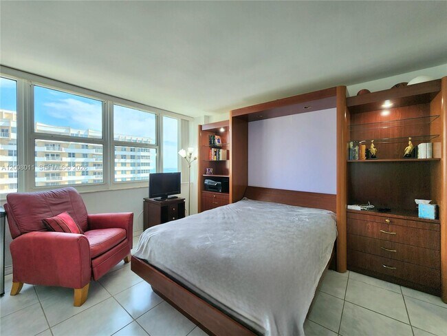 Building Photo - 2030 S Ocean Dr