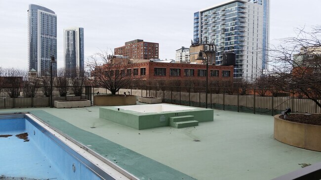 Building Photo - 400 N La Salle Dr