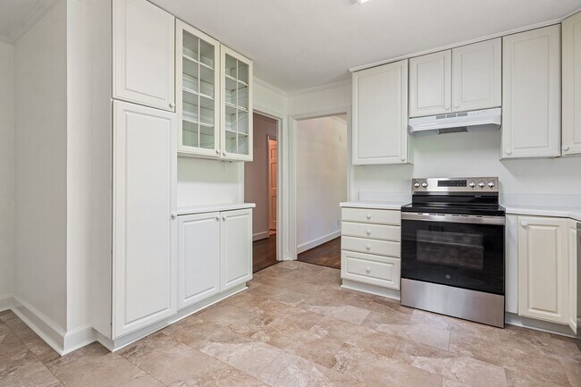 Building Photo - Heart of Chapel Hill! Roosevelt is ready for you!  4 bedrooms/3 bathrooms