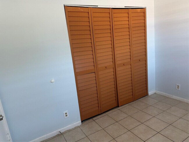 Building Photo - 9930 Twin Lakes Dr