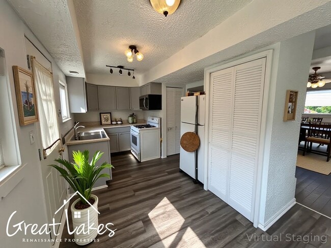 Building Photo - Stunning 3 Bedroom 1 Bathroom now availabl...