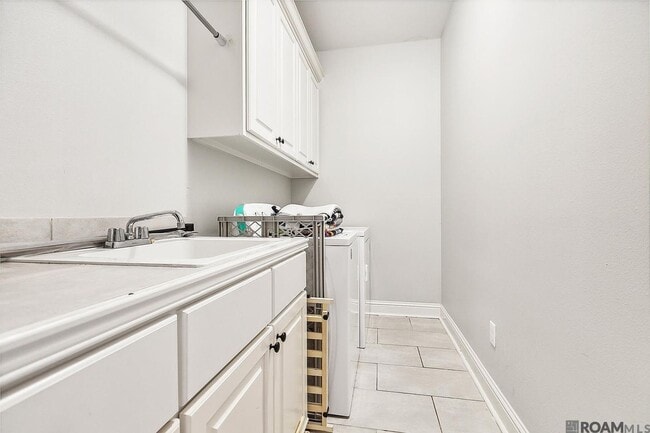 Building Photo - Trendy 4 bedroom, 2 bath home in coveted D...