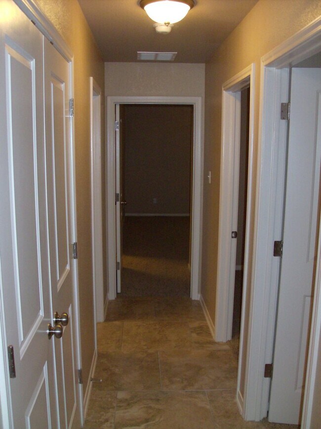Building Photo - Beautiful 3 bed/2 bath Duplex off of Bunny Trail