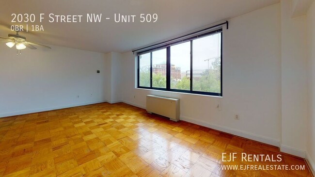 Building Photo - Bright, efficiency w Full Kitchen, Pool, 2...