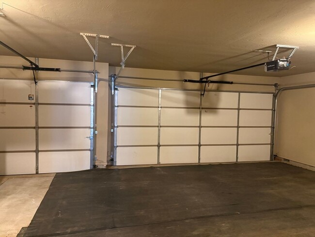 Building Photo - Large four bedroom home in Edmond