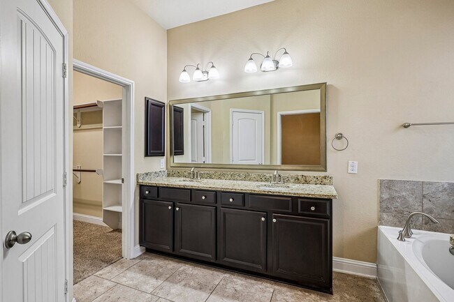 Building Photo - 4850 Palomar Ln