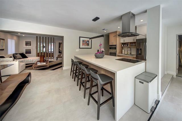 Building Photo - 2020 Alamanda Dr