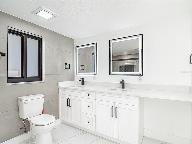 Building Photo - 9920 San Mateo Way