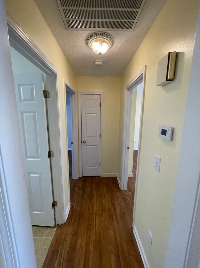 Building Photo - Nice Brick 3/2 House in Garden Lakes- $1,495