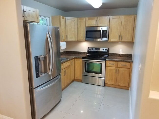 Building Photo - Pet Friendly, Ground Level, W/D, Great Location, Private fenced yard!