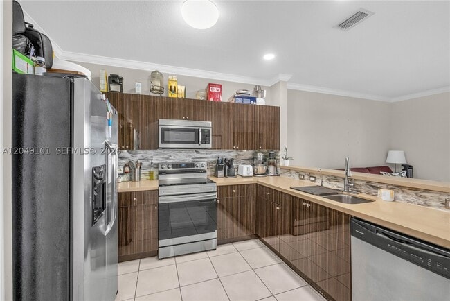 Building Photo - 4015 SW 156th Ave