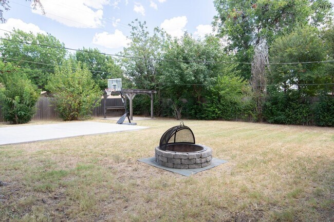 Building Photo - 4617 Sierra Madre Dr