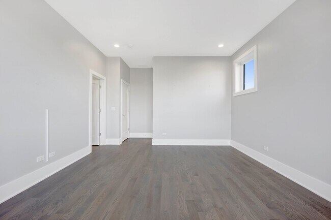 Building Photo - 562 W 18th St