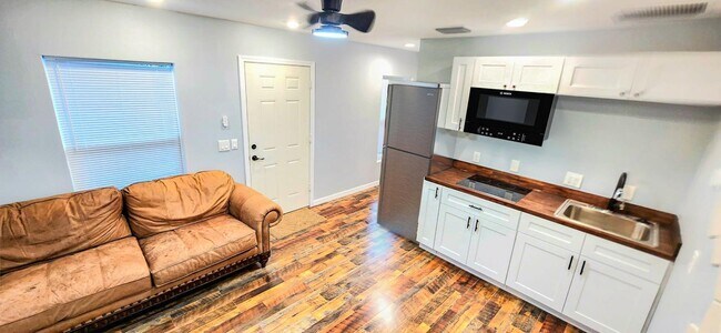 Building Photo - 1385 Elray Blvd