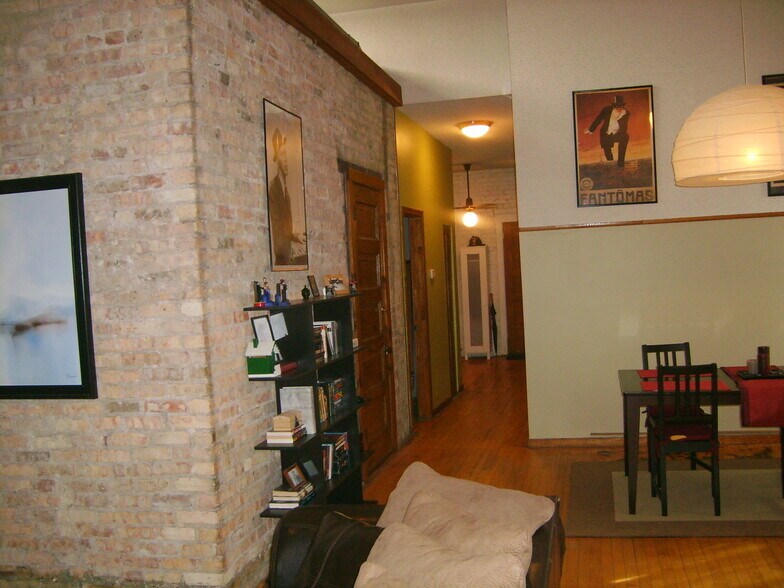 Building Photo - 2350 W Augusta Blvd