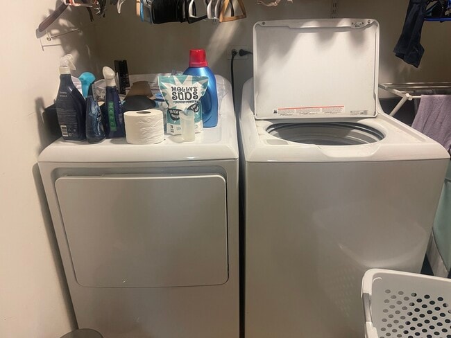 Building Photo - 6400 N Northwest Hwy