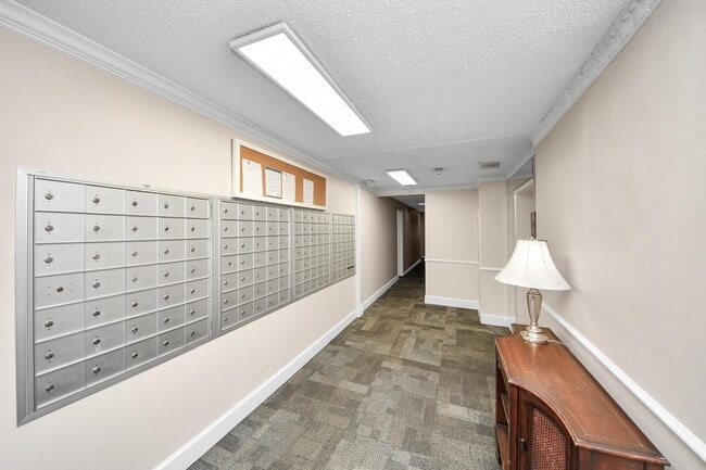Building Photo - 2601 Bellefontaine