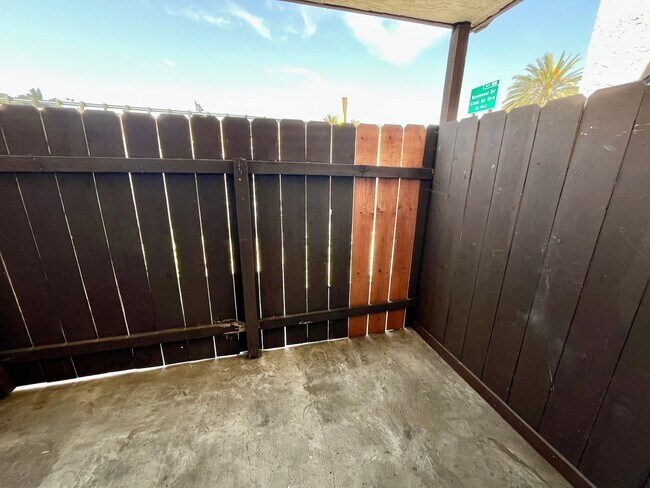 Building Photo - 2BD/2BTH with Central A/C, Private Patio, ...