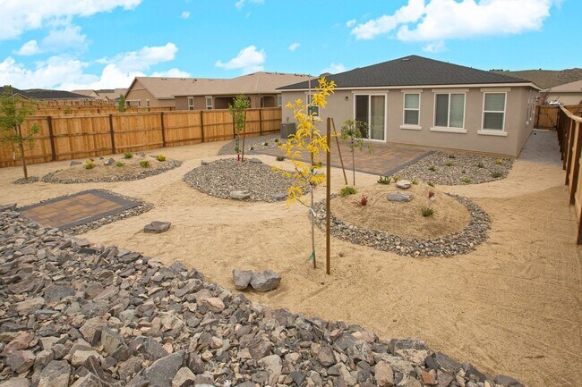 Building Photo - 4 bedroom, 2.5 bathroom home in Golden Val...