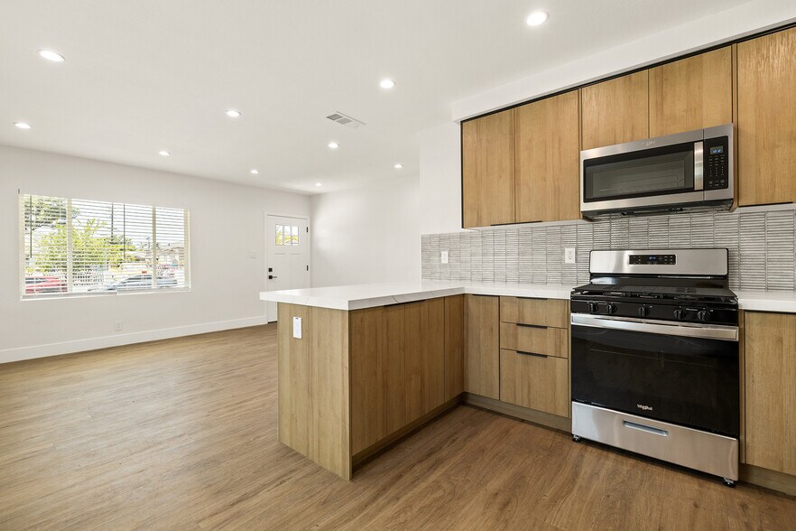 Building Photo - 7836 Claybeck Ave