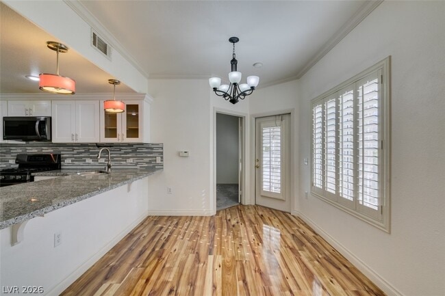 Building Photo - 3400 Cabana Dr