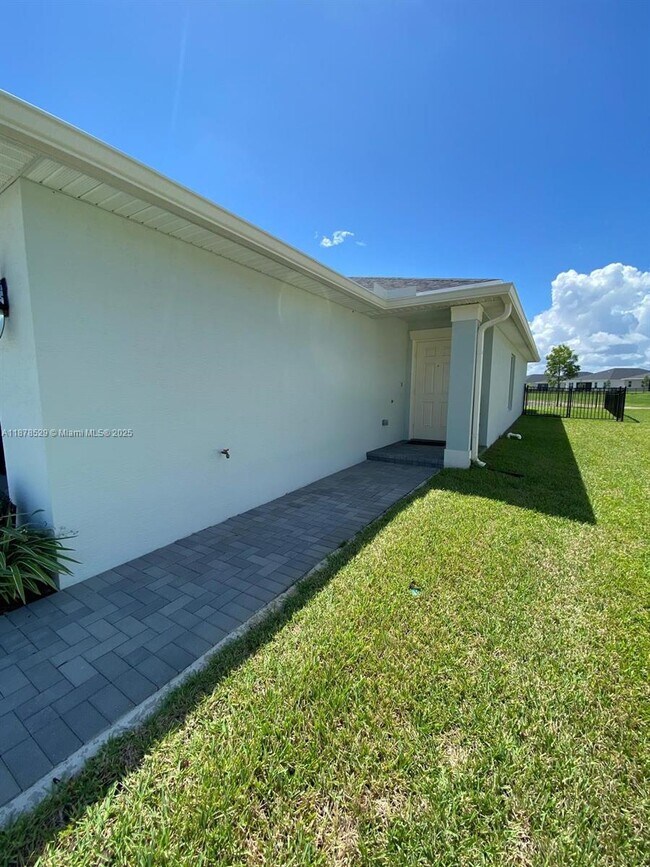 Building Photo - 11060 Middle Strm Dr