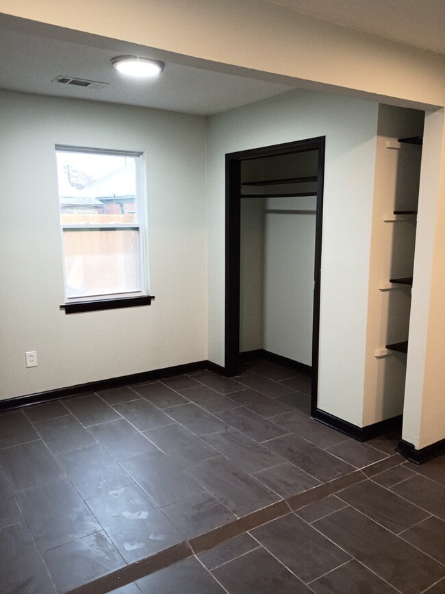 Building Photo - 2392 Zanone Ave