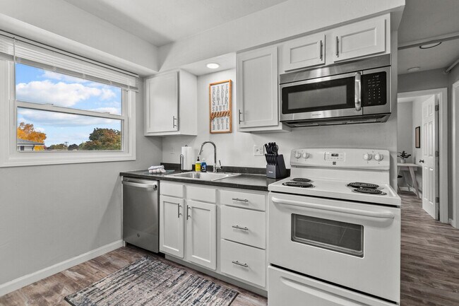 Building Photo - 915 W Whittier Dr