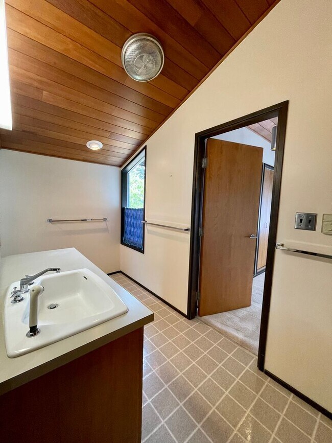Building Photo - Country Living within one mile to town
