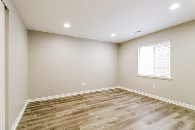 Building Photo - 8818 Jefferson Dr