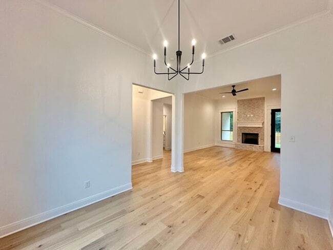 Building Photo - Available Now! Luxurious 3 Bedroom 2 Bath ...