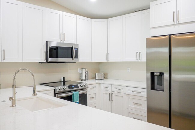 Building Photo - Fully remodeled 2 bed, 2 bath home in high...